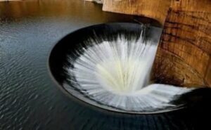 Rescataron a un gatito que había quedado atrapado en el embudo del dique San Roque