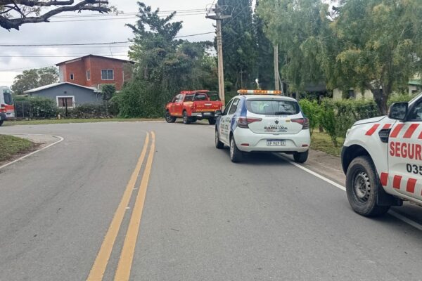 TANTI: UNA MOTO IMPACTÓ CONTRA LA VIVIENDA DE UNA VECINA FRENTE A PLAZA AGUSTÍN FERNÁNDEZ